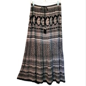 Wmns Large Black White Paisley Floral Elastic Waist Pull-on Lace Trim Maxi Skirt